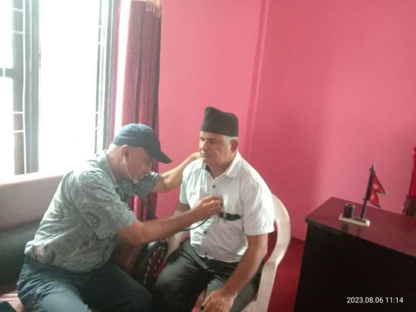 वीरभक्ति पुर्व बिध्यार्थी समाजका सदस्य डा गुणराज लोहनीबाट वीरभक्ति परिवारमा एक दिने मुटुरोग परीक्षण सेवा