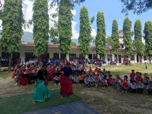 बिध्यार्थीहरु सांस्कृतिक कार्यक्रममा सहभागि हुँदै