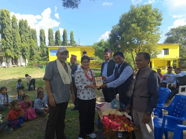 बिध्यार्थी पुरष्कृत गरिदै