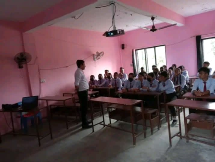 वीरभक्ति मा बि का कक्षा १२ का बिध्यार्थीलाई लोकसेवा अभिमुखीकरण कक्षा दिइदै