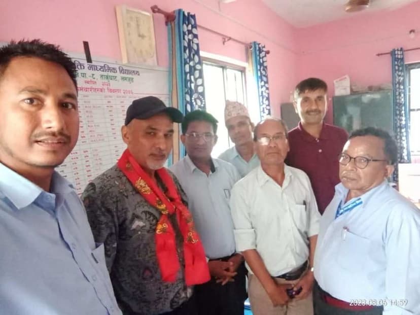 मुटु परीक्षण सेवा पछि डा लोहनी सदस्यहरु बिच छलफल गर्नु हुँदै