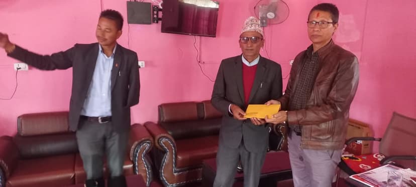 बिध्यालयका नि प्रधानाध्यापक सास्कृतिक सामाग्री ग्रहण गर्नु हुँदै